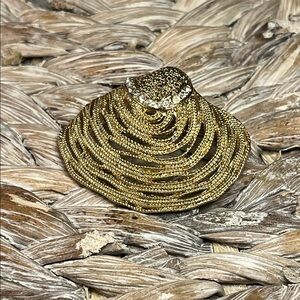 Chic Clamshell Brooch with Rhinestones